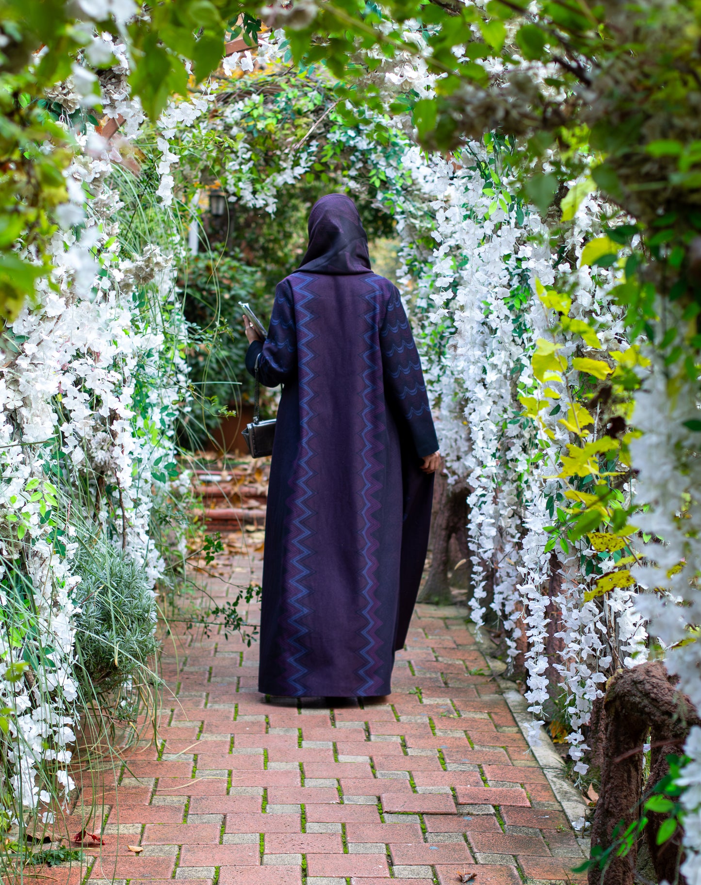 Elegant purple wool abaya with blue and purple printed lining