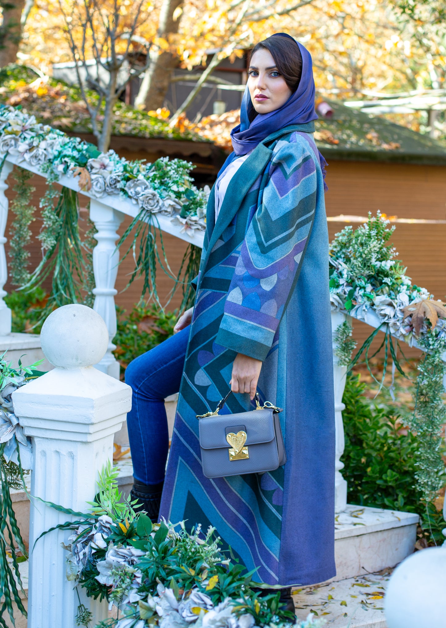 Short abaya made of wool in gray and purple