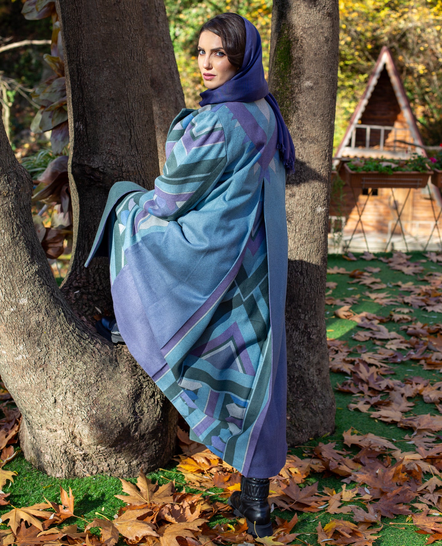 Short abaya made of wool in gray and purple