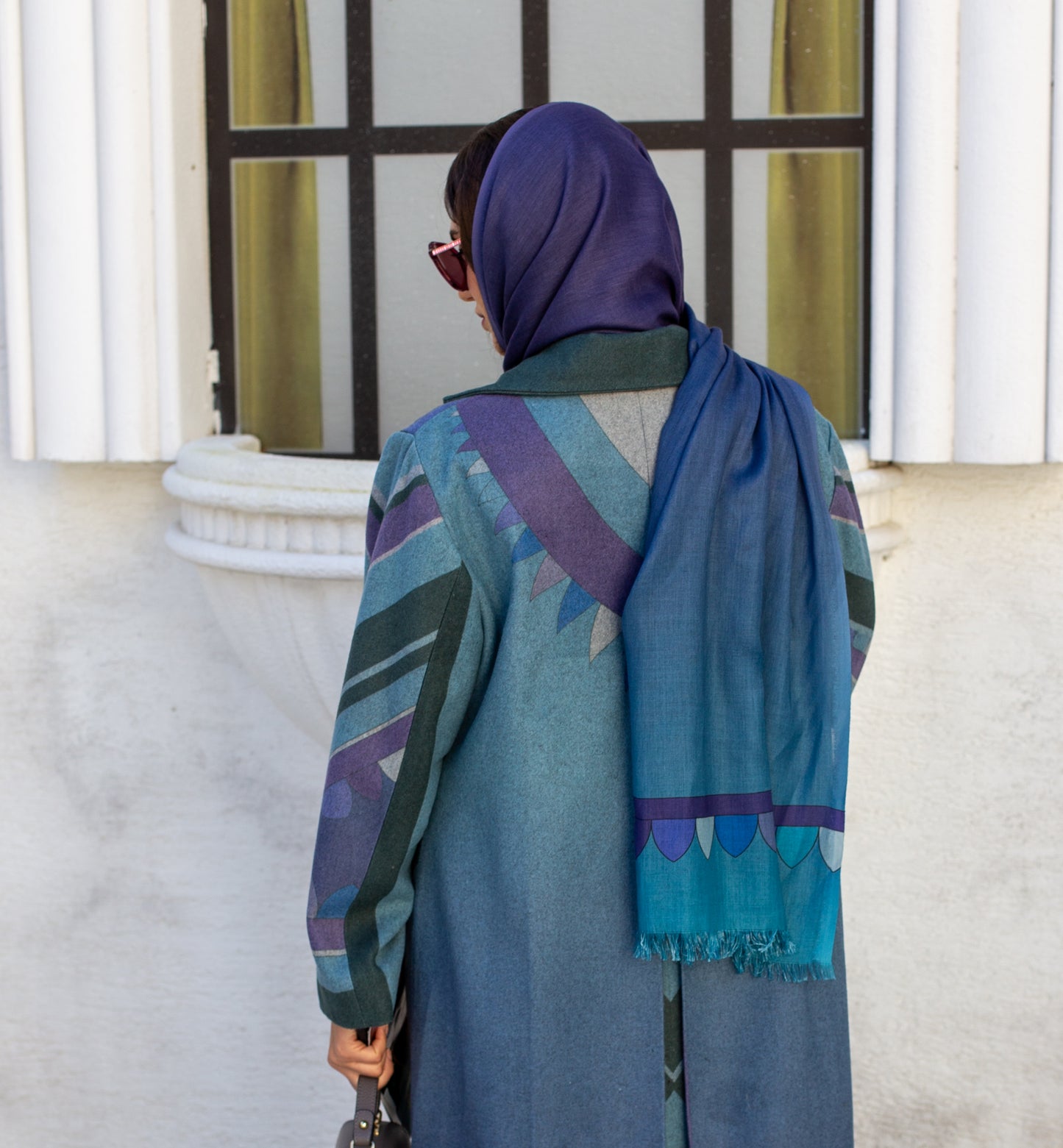 Short abaya made of wool in gray and purple